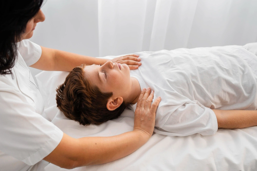 chiropractor treating child shoulder pain